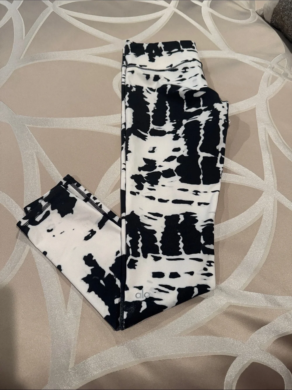 ALO Yoga Black & White Tie-Dye Leggings - Picture 1 of 5